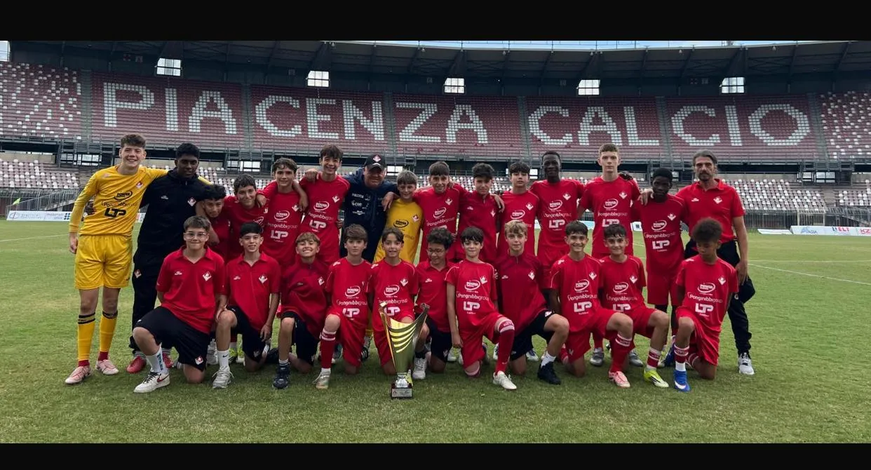 Gruppo ER7 riunito sul campo durante un camp